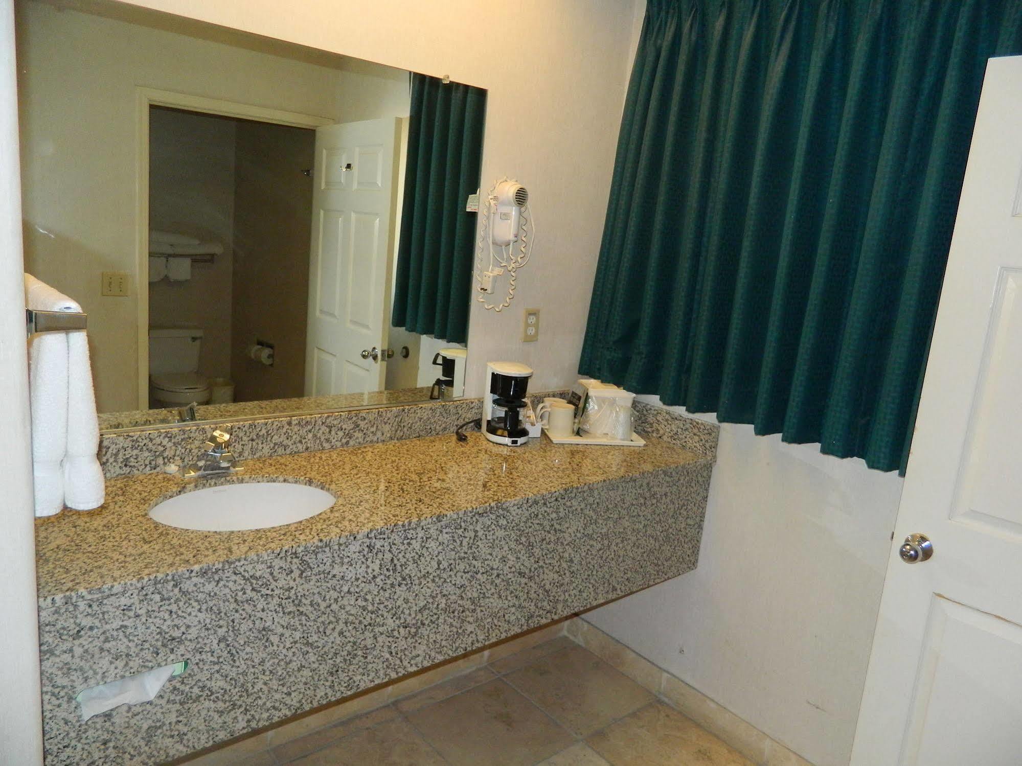 Capital Suites Блайт Екстериор снимка